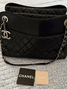 CHANEL Black Quilted Leather Shoulder Bag with Chain-Detail Strap